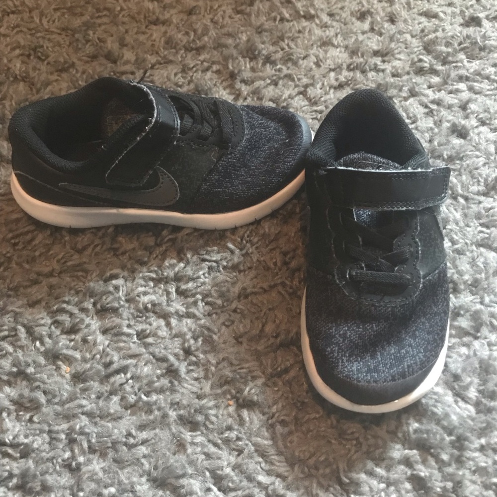 All black toddler Nike athletic sneakers size 10.5